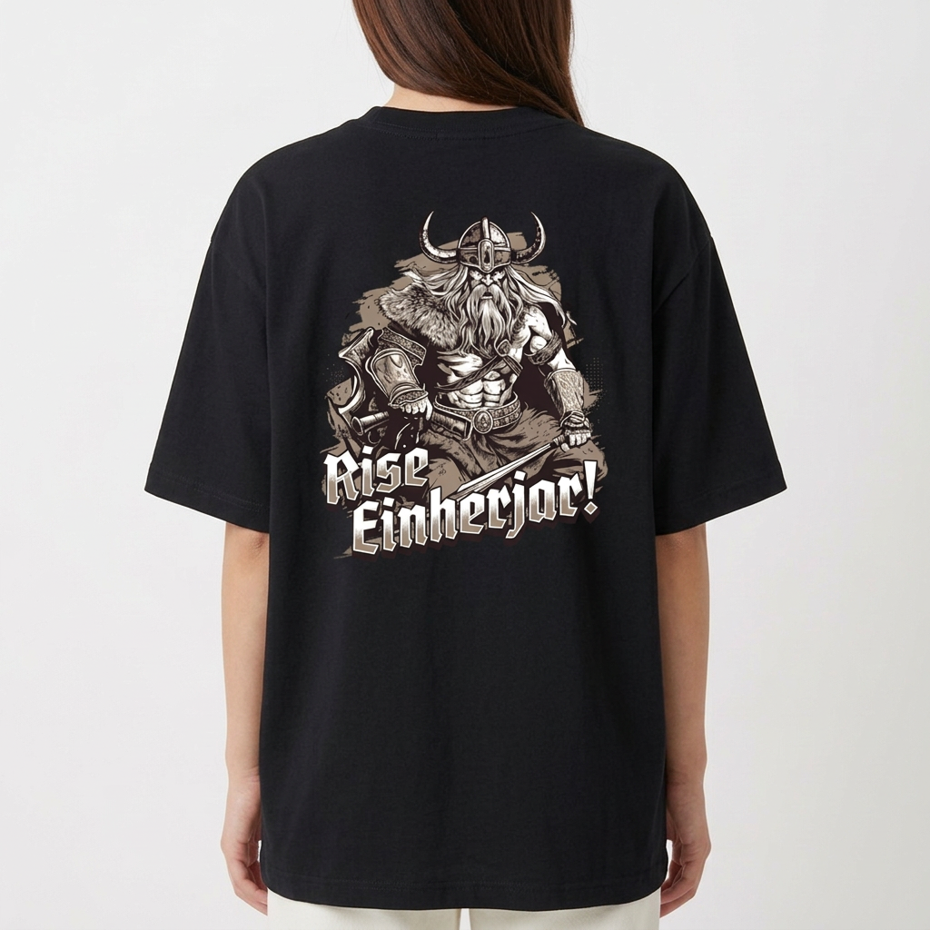 Camiseta com estampa frontal de pequeno símbolo abstrato e estampa traseira de guerreiro nórdico detalhado com capacete e barba, acompanhado do texto "Rise Einherjar!".