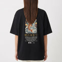 Camiseta com estampa frontal de símbolo com coroa e texto, e estampa traseira de carpa koi sob lua, cercada por águas e flores, com descrições.