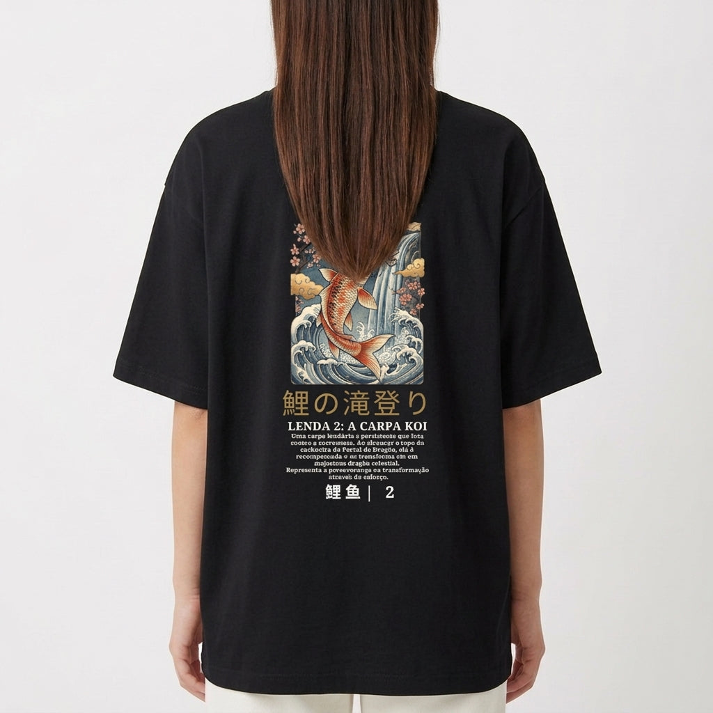 Camiseta com estampa frontal de símbolo com coroa e texto, e estampa traseira de carpa koi sob lua, cercada por águas e flores, com descrições.