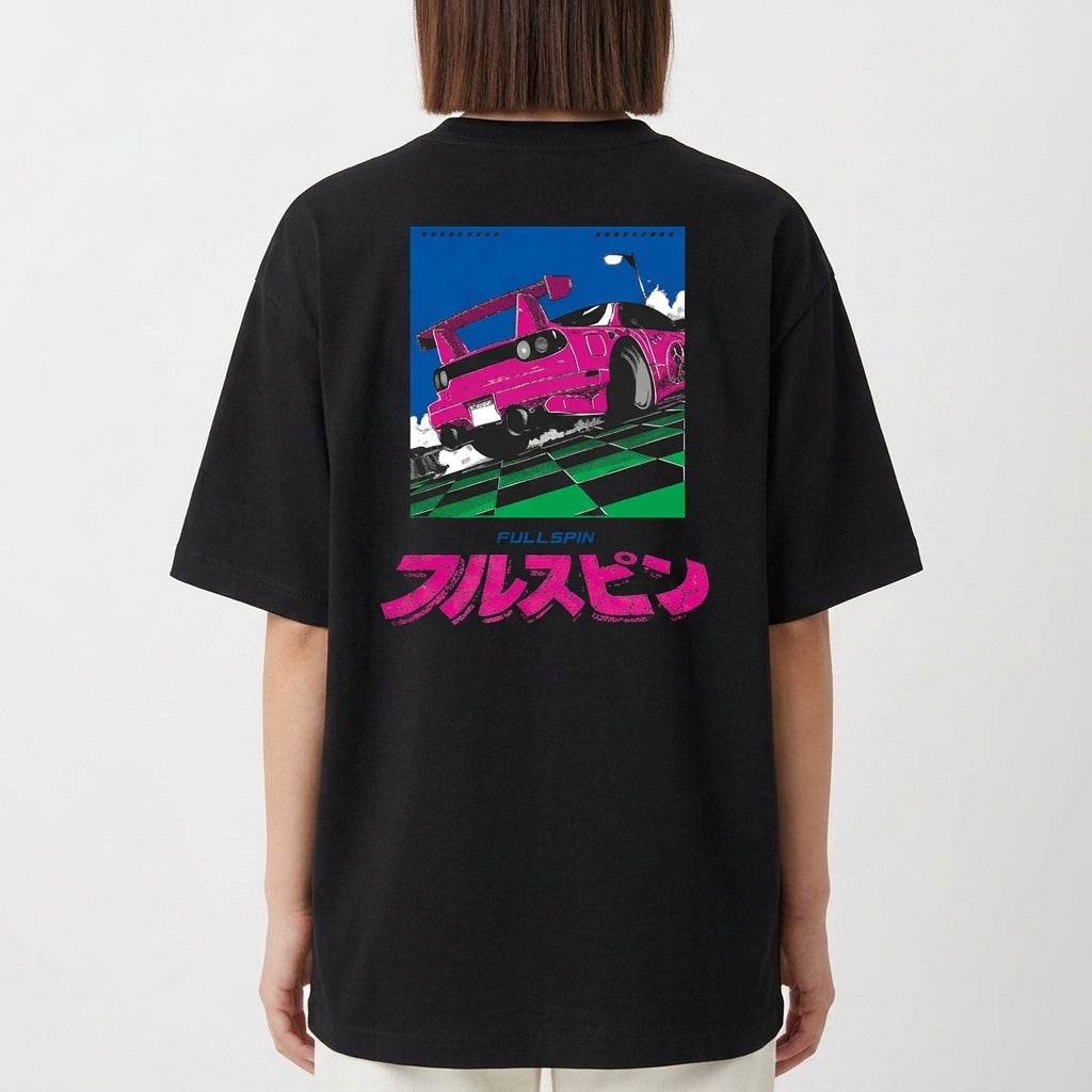 Camiseta com estampa traseira de carro esportivo estilizado, efeitos de fumaça e movimento sobre pista quadriculada, acompanhada de caracteres japoneses.