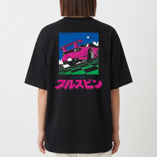 Camiseta com estampa traseira de carro esportivo estilizado, efeitos de fumaça e movimento sobre pista quadriculada, acompanhada de caracteres japoneses.