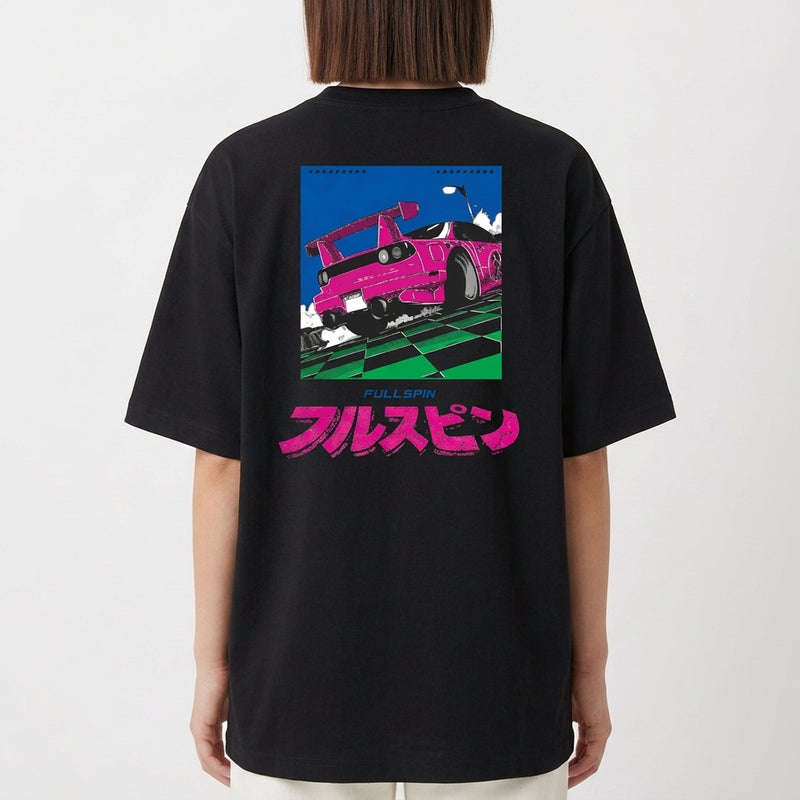 Camiseta com estampa traseira de carro esportivo estilizado, efeitos de fumaça e movimento sobre pista quadriculada, acompanhada de caracteres japoneses.