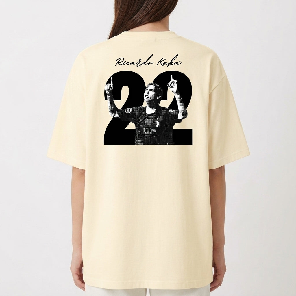 Camiseta com estampa traseira de jogador celebrando, sobreposta ao número 22, com assinatura estilizada acima.