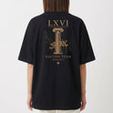 Camiseta com estampa frontal de "LXVI" em estilo clássico e estampa traseira de colunas gregas com "LXVI", grafite, "Raccon Team" e "MMXXVI".