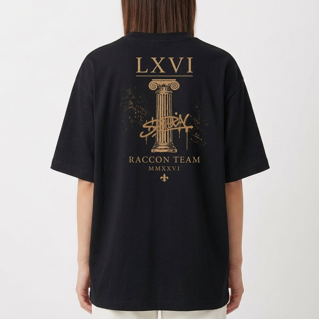Camiseta com estampa frontal de "LXVI" em estilo clássico e estampa traseira de colunas gregas com "LXVI", grafite, "Raccon Team" e "MMXXVI".