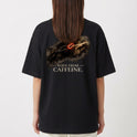 Camiseta com estampa frontal do monograma "H" minimalista e estampa traseira de imagem artística com mãos semelhantes a "A Criação" e texto "Born from Caffeine".