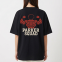 Camiseta com estampa frontal de logo estilizado "YK" e estampa traseira de figura musculosa com detalhes intrincados, acompanhada do texto "Parker Squad".