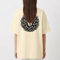 Camiseta com estampa frontal de logo estilizado "SERAVIA" e estampa traseira de figura mitológica com cabelos de serpentes emoldurada por elementos clássicos.