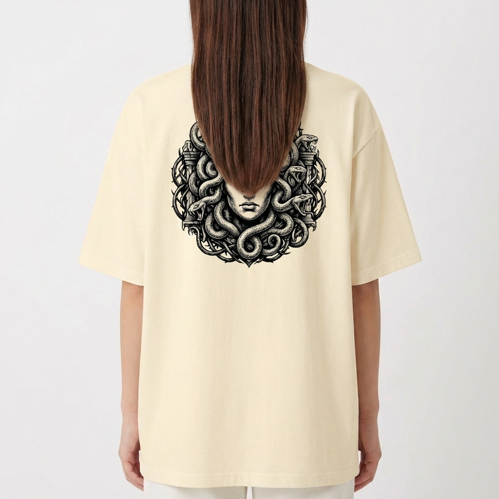 Camiseta com estampa frontal de logo estilizado "SERAVIA" e estampa traseira de figura mitológica com cabelos de serpentes emoldurada por elementos clássicos.