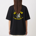 Camiseta com estampa frontal de "H" estilizado e estampa traseira de figura clássica com coroa, rodeado por texto "Working has Results" em estilo robusto.