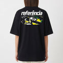 Camiseta com estampa frontal de elementos abstratos estilizados e fragmentos de rosto e estampa traseira de piloto de corrida com capacete e assinatura.