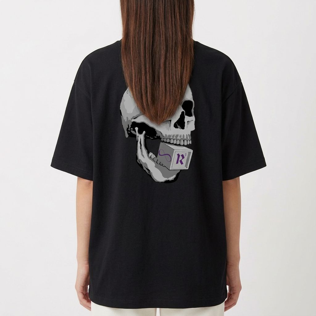 Camiseta com estampa frontal de letras estilizadas "Reais M.C. 4 anos" e estampa traseira de um crânio segurando uma placa com símbolo estilizado.