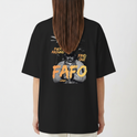 Camiseta com estampa frontal de "FAFO" em estilo gráfico e estampa traseira com imagem de homem, helicópteros e texto "Fuck Around Find Out FAFO".