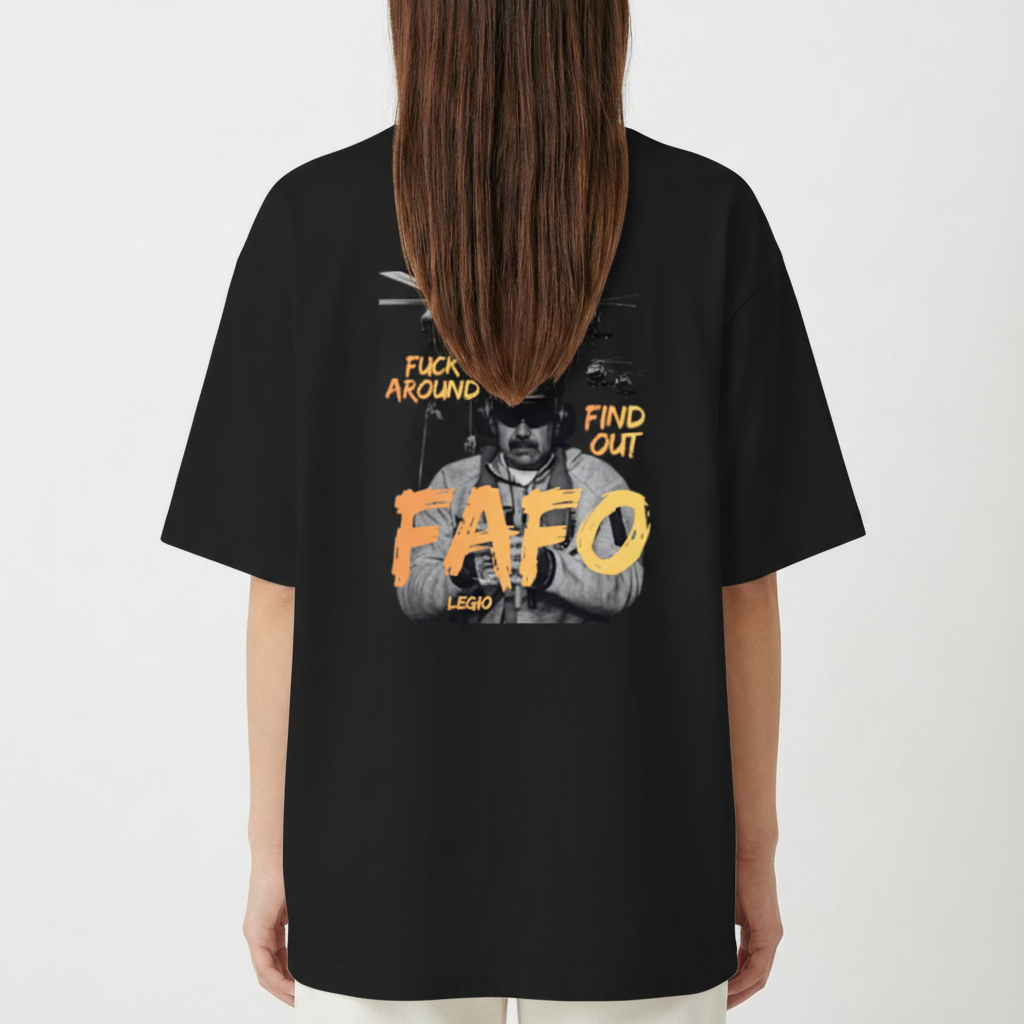 Camiseta com estampa frontal de "FAFO" em estilo gráfico e estampa traseira com imagem de homem, helicópteros e texto "Fuck Around Find Out FAFO".