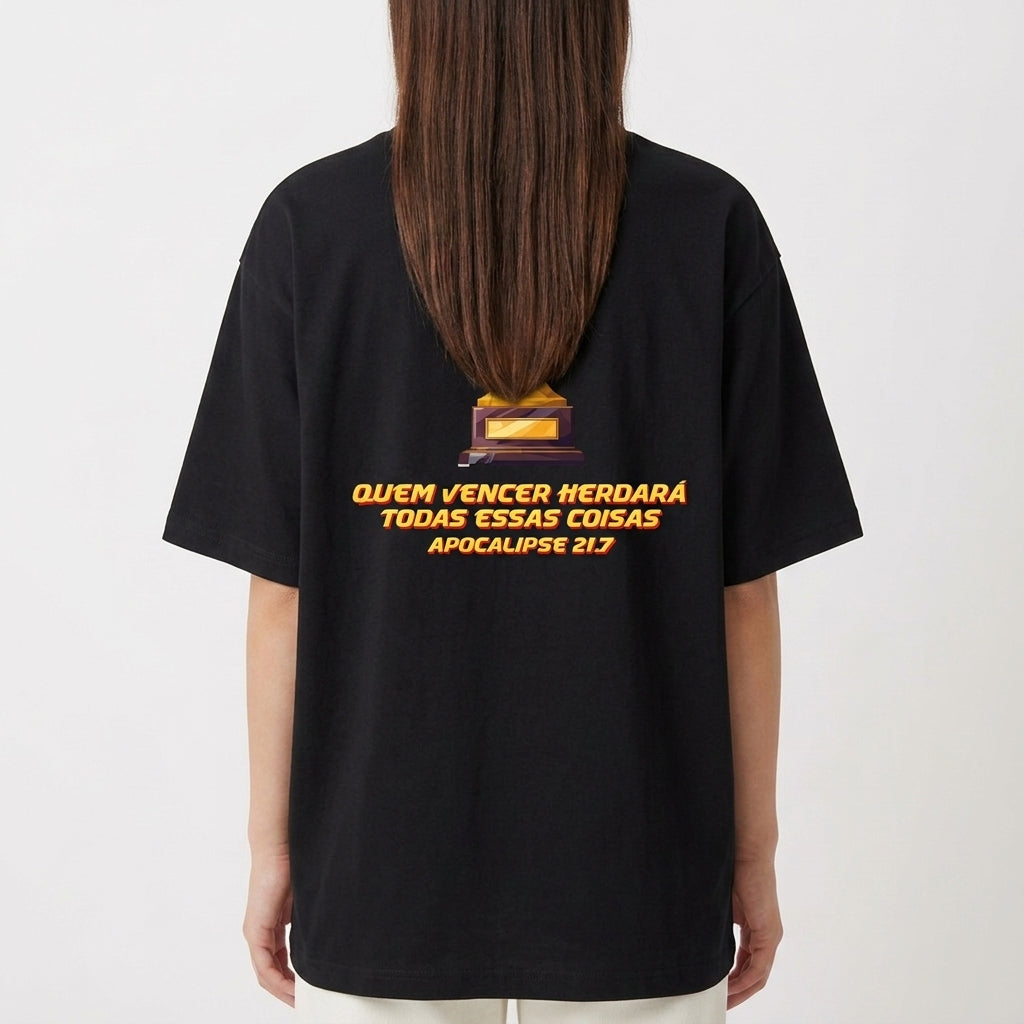 Camiseta com estampa frontal de troféu pequeno à esquerda e estampa traseira de grande troféu acompanhado da frase "QUEM VENCER HERDARÁ TODAS ESSAS COISAS APOCALIPSE 21:7".