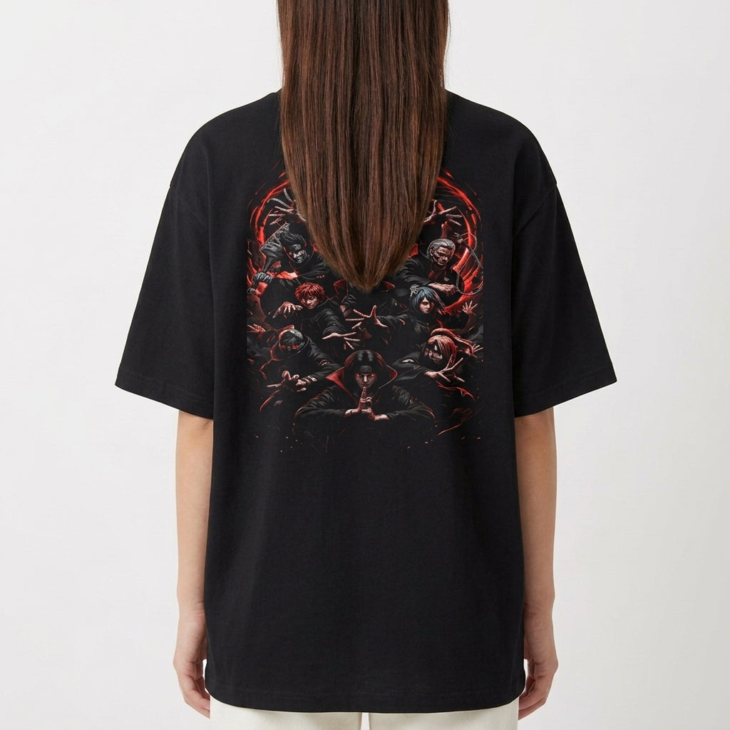 Camiseta com estampa traseira de personagens detalhados, cada um exibindo poses variadas, com um fundo abstrato que cria uma aura dinâmica e intensa.