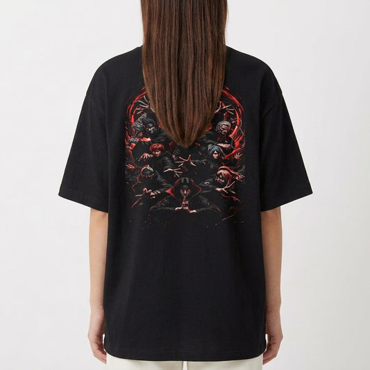 Camiseta com estampa traseira de personagens detalhados, cada um exibindo poses variadas, com um fundo abstrato que cria uma aura dinâmica e intensa.