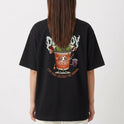 Camiseta com estampa frontal de texto estilizado "DESTROY" e estampa traseira de copo antropomórfico com verduras, textos e bebida ao lado.