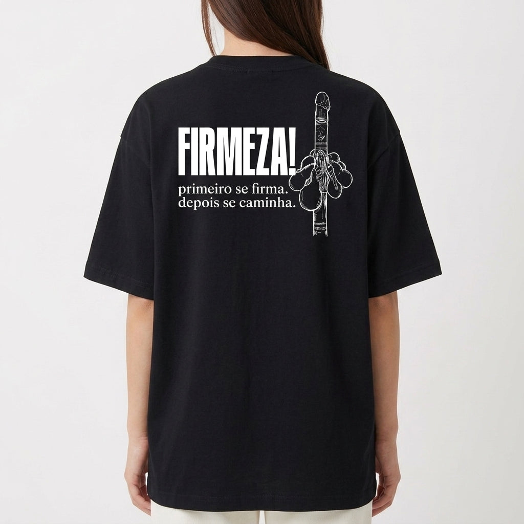 Camiseta com estampa frontal de duas chaves cruzadas e estampa traseira de mão segurando um bastão com a frase "FIRMEZA! primeiro se firma. depois se caminha."