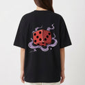 Camiseta com estampa frontal de linha abstrata com figura estilizada e estampa traseira de dado vermelho rodeado por fumaça em tons ondulantes.