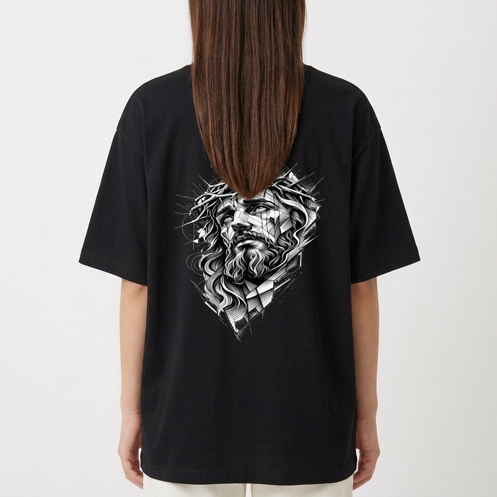 Camiseta com estampa frontal de texto "LUNOVA" acompanhado de uma cruz discreta e estampa traseira de rosto rodeado por uma coroa de espinhos detalhada.