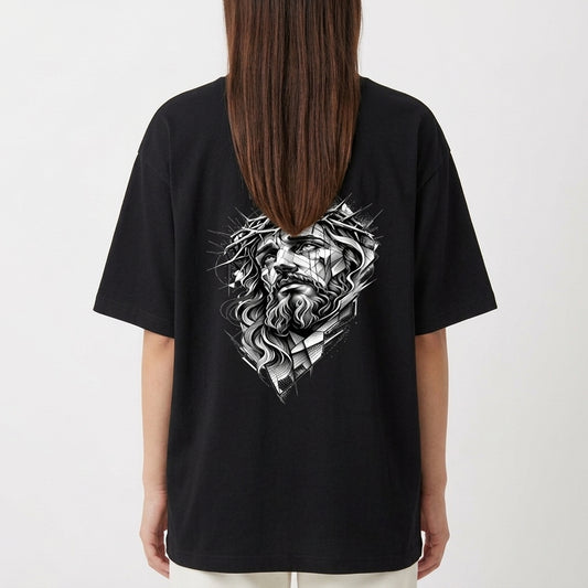 Camiseta com estampa frontal de texto "LUNOVA" acompanhado de uma cruz discreta e estampa traseira de rosto rodeado por uma coroa de espinhos detalhada.