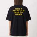 Camiseta com estampa frontal de bandeira estilizada com texto "SALMOS 33, 12" e estampa traseira com frase "FELIZ A NAÇÃO CUJO DEUS É O SENHOR".