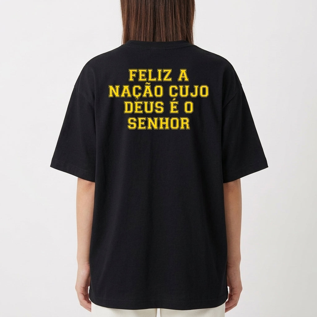 Camiseta com estampa frontal de bandeira estilizada com texto "SALMOS 33, 12" e estampa traseira com frase "FELIZ A NAÇÃO CUJO DEUS É O SENHOR".