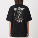 Camiseta com estampa frontal de texto estilizado "no mercy club" e estampa traseira de cobra detalhada, cercada por texto e símbolos impactantes.