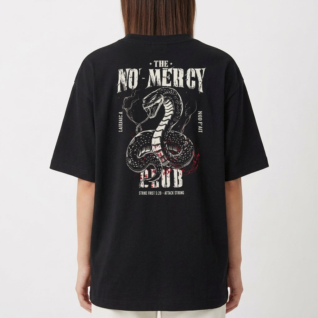 Camiseta com estampa frontal de texto estilizado "no mercy club" e estampa traseira de cobra detalhada, cercada por texto e símbolos impactantes.