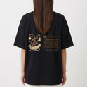 Camiseta com estampa frontal de um emblema dourado com uma coroa, texto "O Rei Macaco (Sun Wukong)" e estampa traseira de uma ilustração detalhada com "Lenda 3: O Rei Macaco".