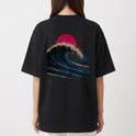 Camiseta com estampa frontal de pequeno emblema circular contendo uma seta direcionada para cima e estampa traseira de grande onda em estilo retrô com sol vermelho.