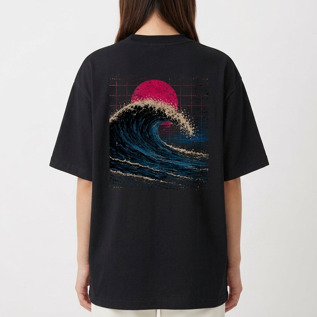Camiseta com estampa frontal de pequeno emblema circular contendo uma seta direcionada para cima e estampa traseira de grande onda em estilo retrô com sol vermelho.