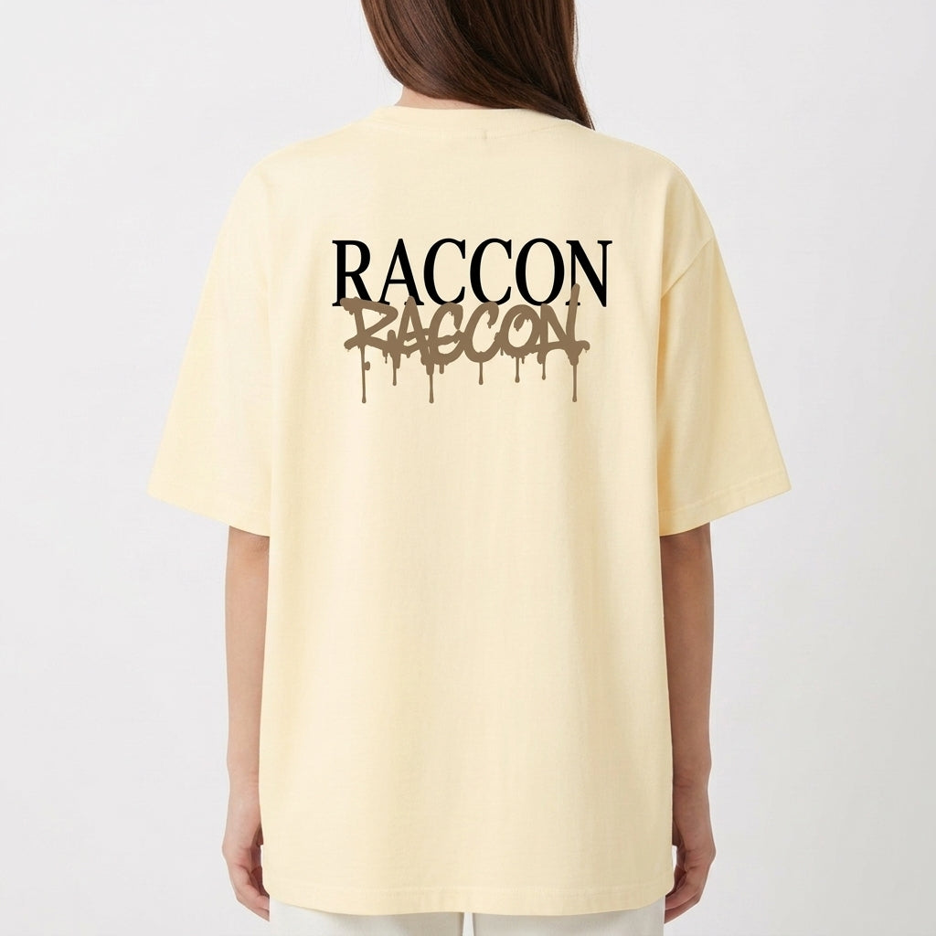Camiseta com estampa frontal de palavra gotejante estilizada e estampa traseira de nome com tipografia imponente sobre texto escorrido similar.