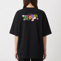 Camiseta com estampa frontal de símbolo circular composto por formas geométricas estilizadas e estampa traseira com o texto "HOOPER" cercado por elementos gráficos.