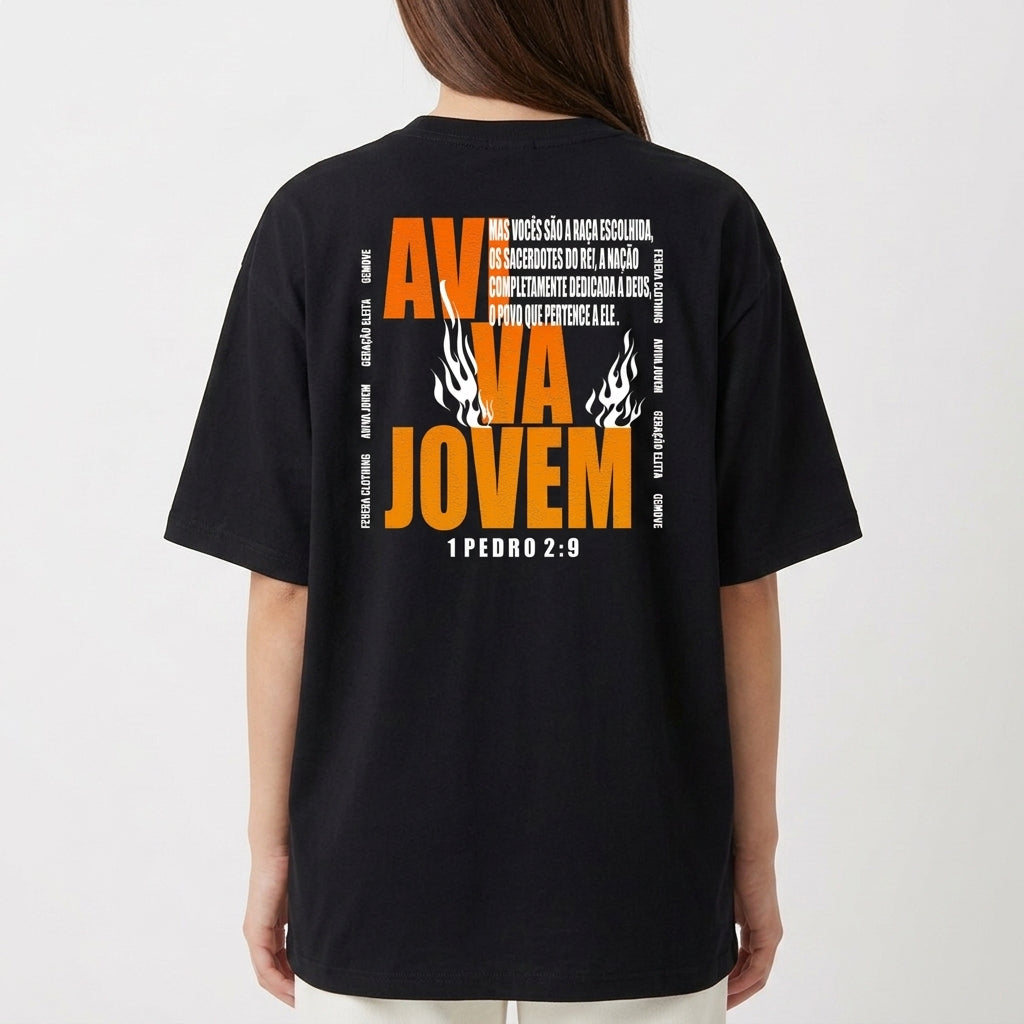Camiseta com estampa frontal de círculo com letras geométricas e estampa traseira de texto central grande "AVIVA JOVEM" com chamas e referência bíblica.