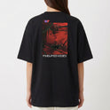 Camiseta com estampa frontal de símbolo estilizado abstrato e estampa traseira de imagem futurista com a inscrição "PIXELATED KISSES".