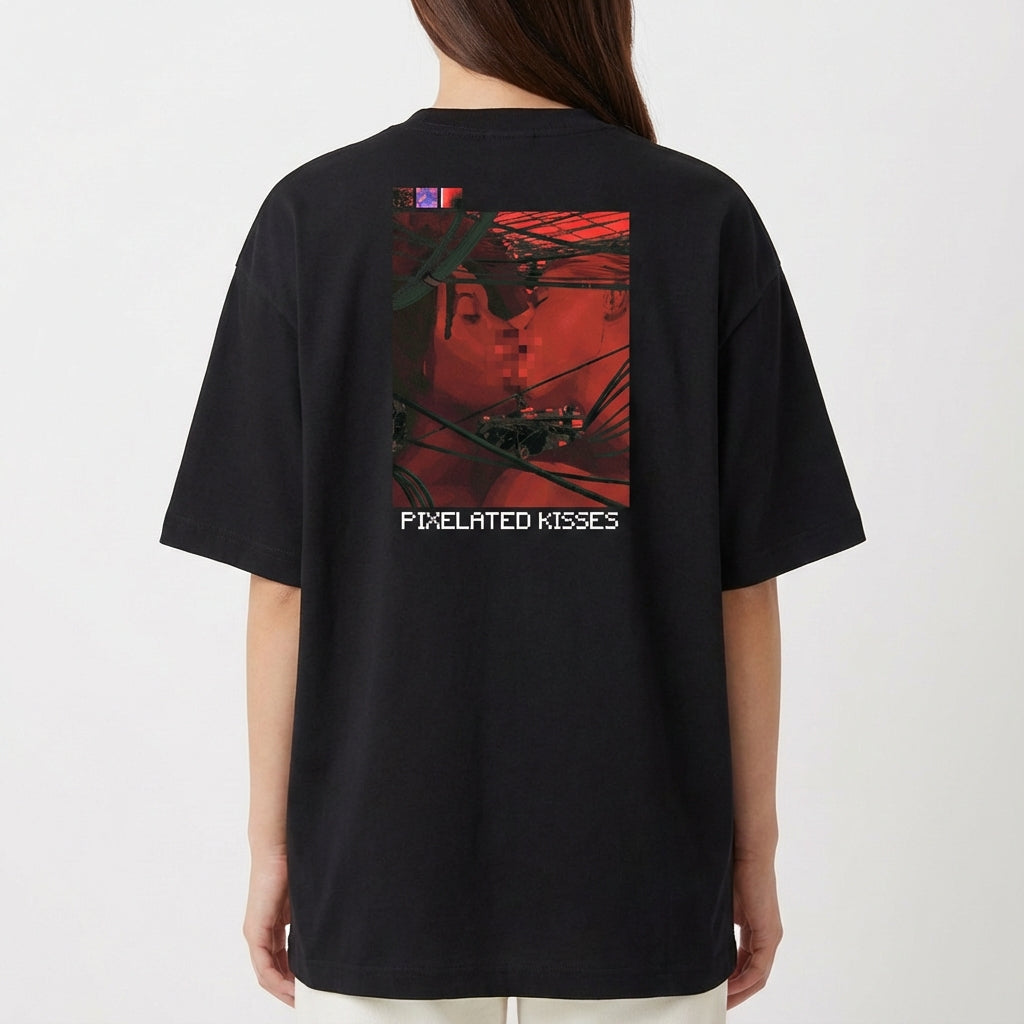 Camiseta com estampa frontal de símbolo estilizado abstrato e estampa traseira de imagem futurista com a inscrição "PIXELATED KISSES".
