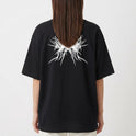 Camiseta com estampa frontal de "Pantano 3000" em letras estilizadas, e estampa traseira de design abstrato com elementos pontiagudos entrelaçados.