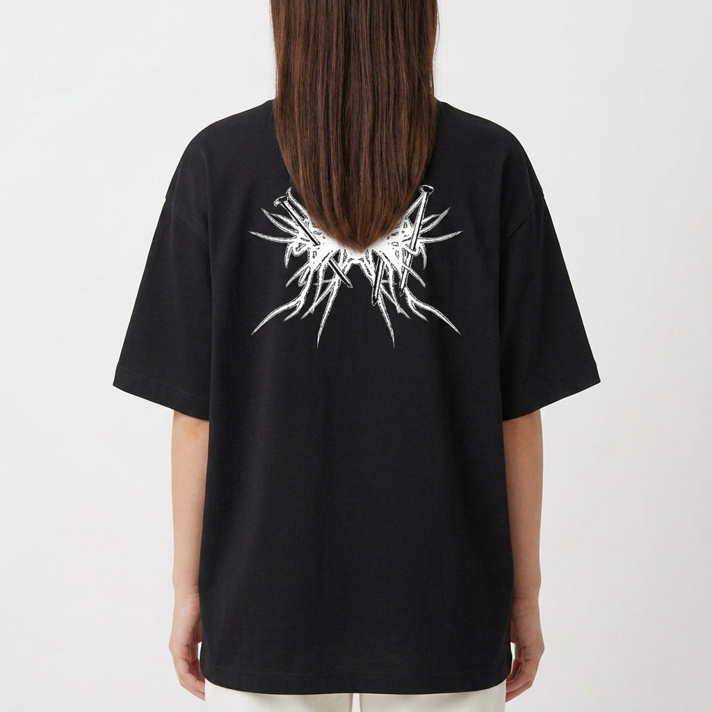 Camiseta com estampa frontal de "Pantano 3000" em letras estilizadas, e estampa traseira de design abstrato com elementos pontiagudos entrelaçados.