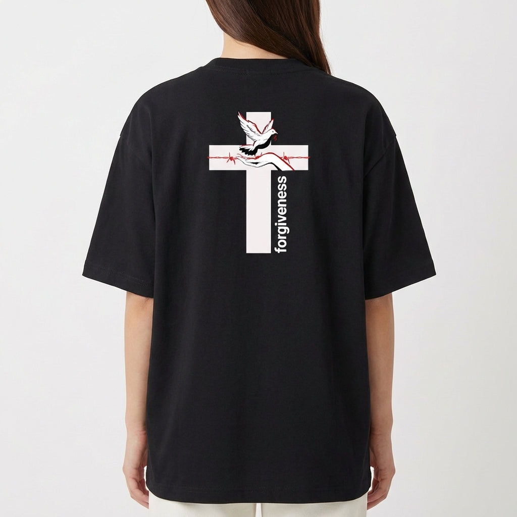 Camiseta com estampa frontal de uma construção em estilo clássico e texto pequeno, e estampa traseira de uma cruz com uma pomba, mãos rezando e a palavra "forgiveness".