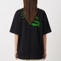 Camiseta com estampa frontal de um crânio pixelado e estampa traseira de um dragão estilizado pixelado acompanhado pela inscrição "Rage Boys".