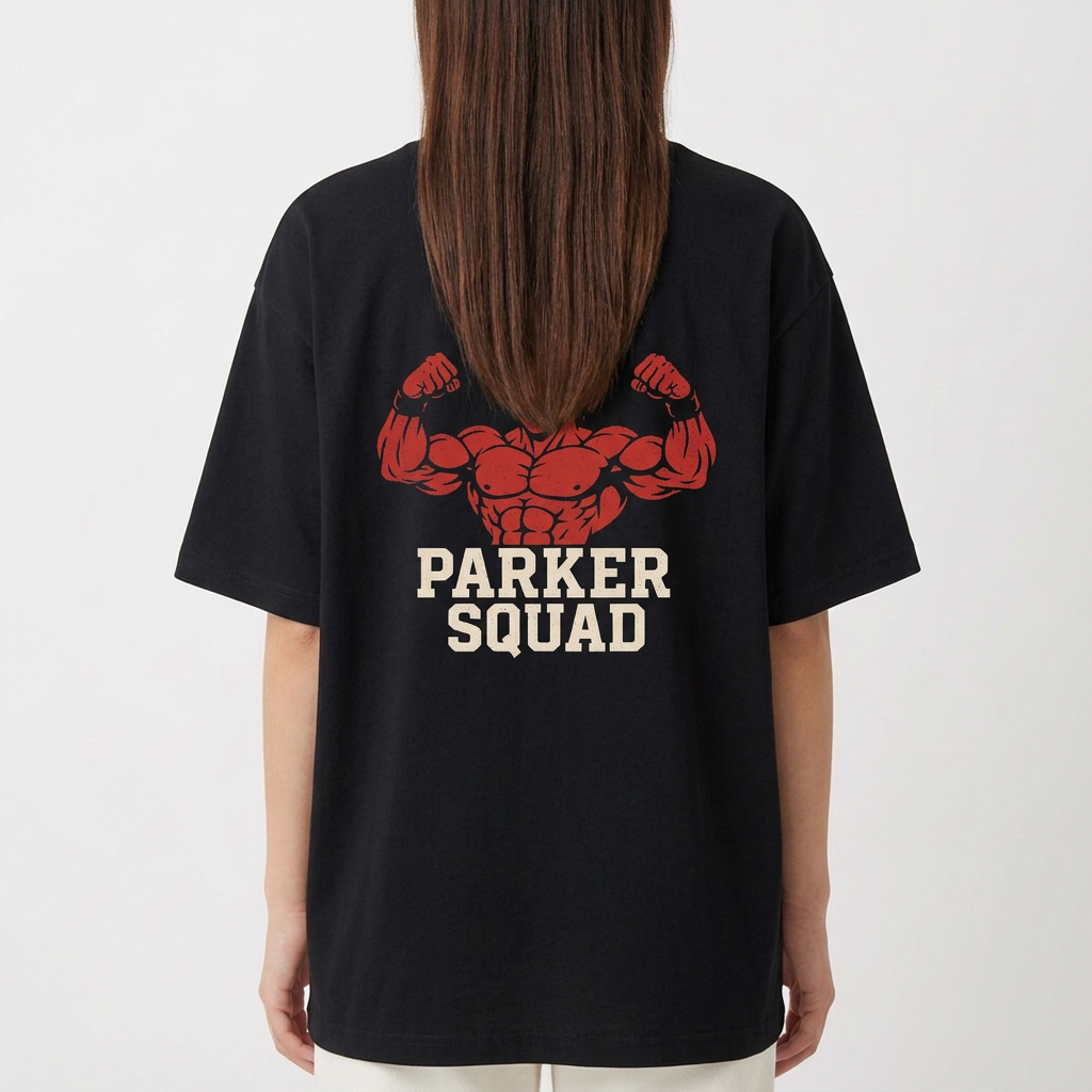Camiseta com estampa frontal de letras estilizadas e estampa traseira de personagem musculoso flexionando, acompanhado das palavras "Parker Squad".