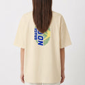 Camiseta com estampa frontal de uma pequena impressão digital acompanhada do texto "Brasil no DNA" e estampa traseira maior do mesmo padrão.