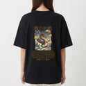 Camiseta com estampa frontal de coroa sobre letra estilizada acompanhada do texto "O Dragão Oriental (RTV/Long)" e estampa traseira de dragão mítico em cena detalhada com nuvens e texto em caracteres orientais.