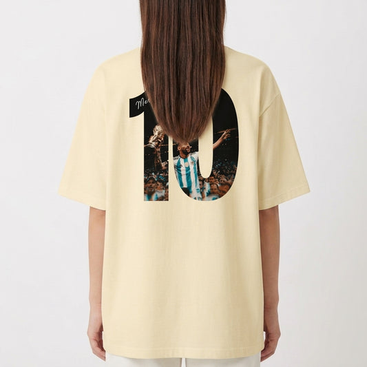 Camiseta com estampa traseira de número grande "10" ilustrando jogador em ação segurando troféu, com assinatura sobreposta e multidão ao fundo.