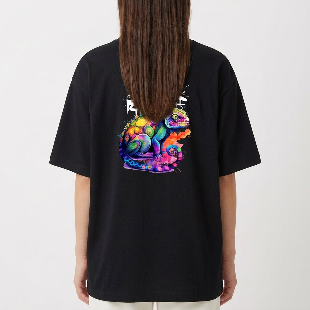 Camiseta com estampa frontal de logotipo estilizado e estampa traseira de camaleão colorido com detalhes psicodélicos e grafite no topo.