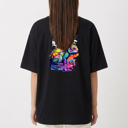 Camiseta com estampa frontal de logotipo estilizado e estampa traseira de camaleão colorido com detalhes psicodélicos e grafite no topo.