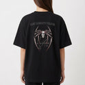 Camiseta com estampa frontal de texto "no mercy club" em estilo gótico e estampa traseira de aranha estilizada com texto superior "no mercy club".