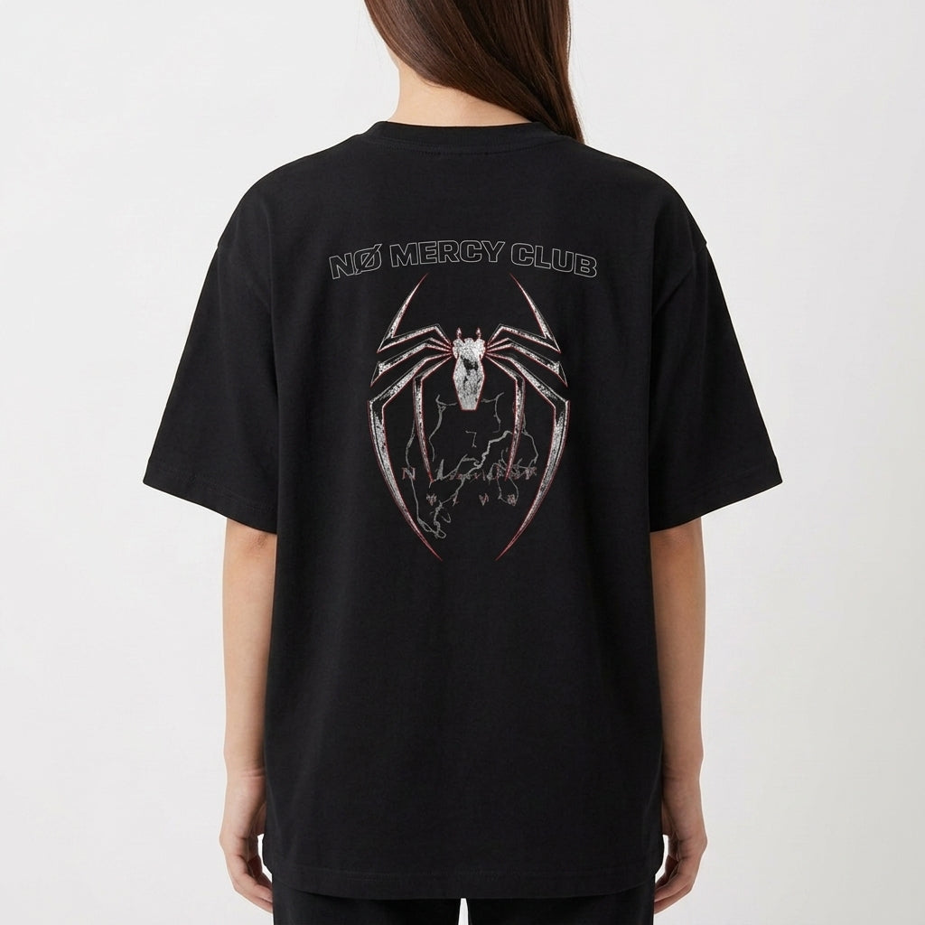 Camiseta com estampa frontal de texto "no mercy club" em estilo gótico e estampa traseira de aranha estilizada com texto superior "no mercy club".